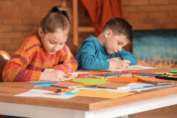 Niedliche Kinder Zeichnen Der Schule — Stockfoto