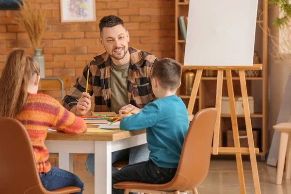 Profesor Dibujo Dando Clases Opcionales Escuela — Foto de Stock