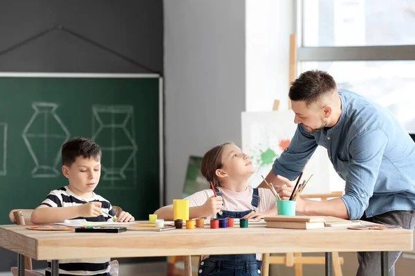 Profesor Dibujo Dando Clases Opcionales Escuela — Foto de Stock