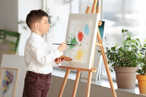 Χαριτωμένο Αγόρι Ζωγραφική Στο Σχολείο — Φωτογραφία Αρχείου