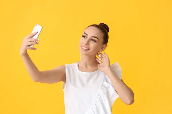 Mooie Jonge Vrouw Het Nemen Van Selfie Kleur Achtergrond — Stockfoto