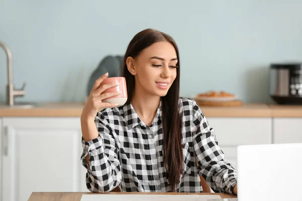 Beautiful Young Woman Drinking Tea Using Laptop Kitchen — Stock Photo, Image