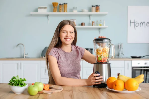 Young Woman Making Smoothie Kitchen Home — Stock Photo, Image