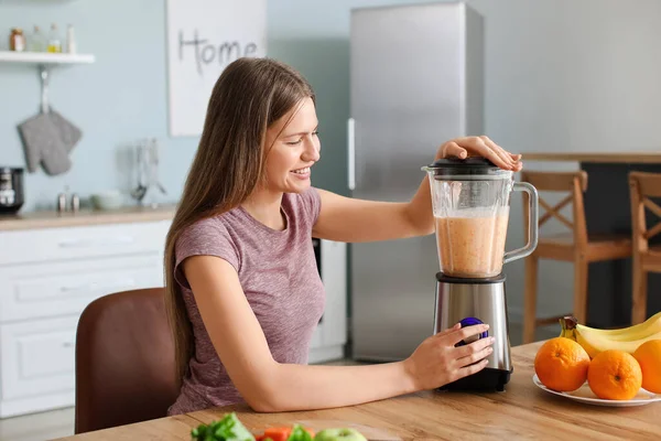 Young Woman Making Smoothie Kitchen Home — Stock Photo, Image