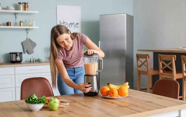 Jovem Mulher Fazendo Smoothie Cozinha Casa — Fotografia de Stock