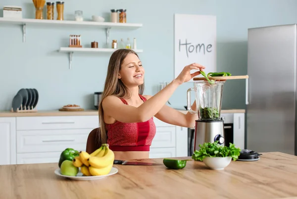 Deportiva Mujer Haciendo Batido Cocina Casa —  Fotos de Stock