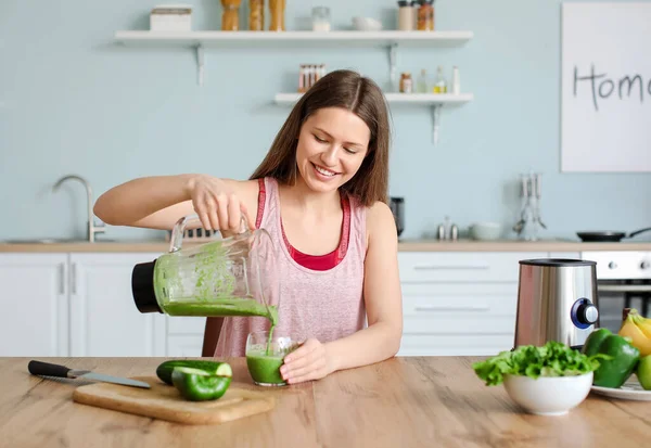 Sportig Kvinna Häller Hälsosam Smoothie Glas Köket — Stockfoto