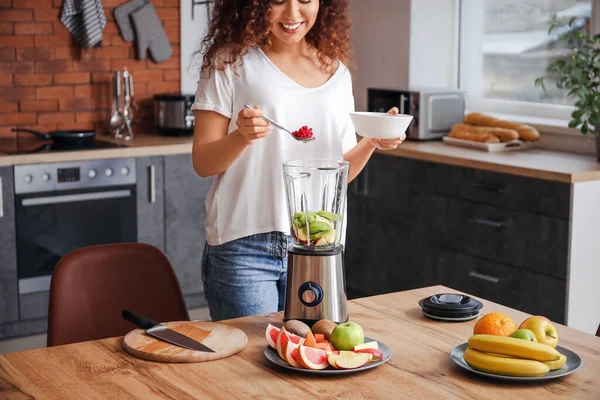 Genç Bir Kadın Mutfakta Smoothie Yapıyor — Stok fotoğraf