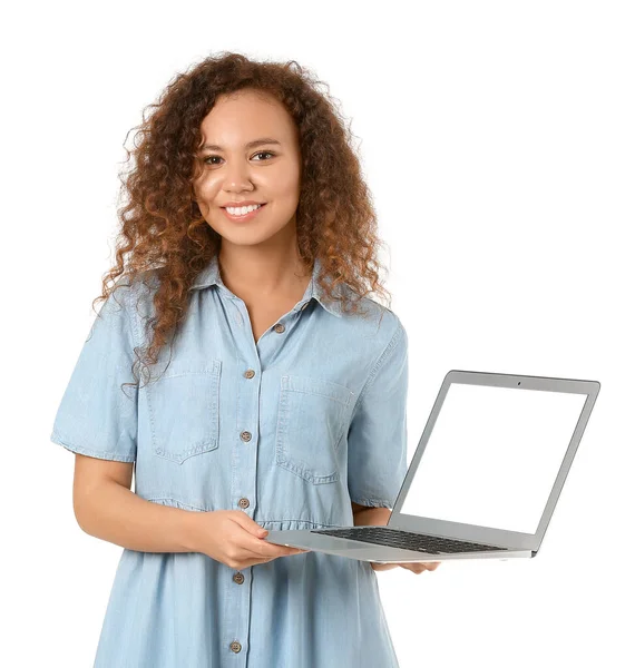 Afroamerikanerin Mit Laptop Auf Weißem Hintergrund — Stockfoto