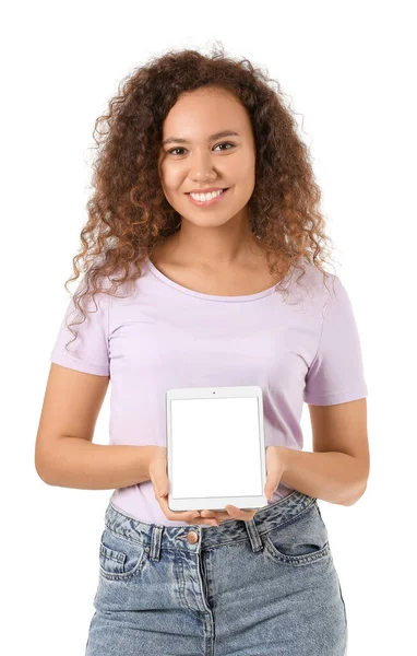 Beyaz arka planda tablet bilgisayarı olan Afro-Amerikalı bir kadın.