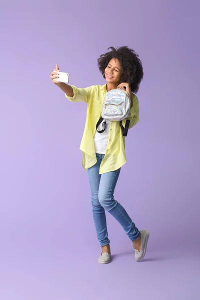 Afroamerikanische Teenager Modebloggerin Mit Handy Auf Farbigem Hintergrund — Stockfoto