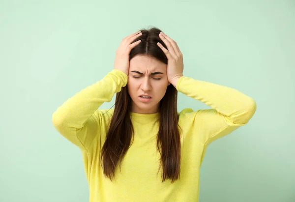 Mujer Joven Que Sufre Ruido Fuerte Fondo Color —  Fotos de Stock