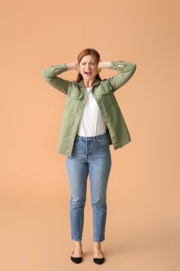 Arka planda gürültüden muzdarip genç bir kadın