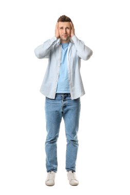 Genç adam beyaz arka planda gürültüden muzdarip.