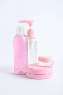 Beyaz arkaplanda doğal kozmetik ürünler