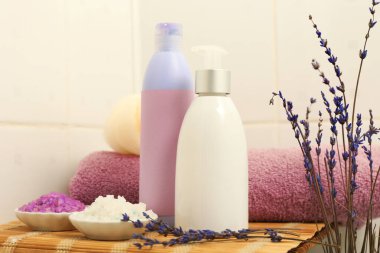 Duş jelleri ve banyo malzemeleri masada.