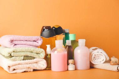 Renkli arka planda banyo aksesuarları