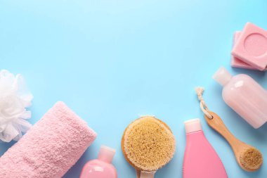 Renkli arka planda banyo aksesuarları