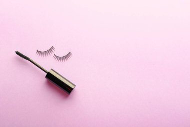 Arkaplanda siyah maskara ve takma kirpikler var.