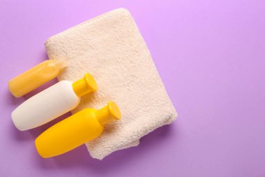 Farklı duş jelleri ve arka planda havlu.