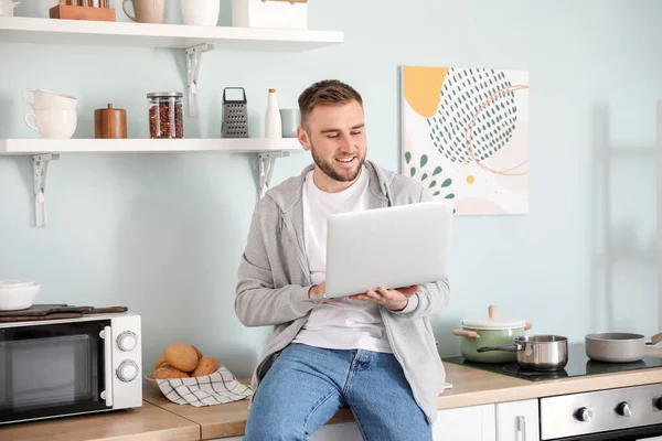 Jeune Homme Avec Ordinateur Portable Travaillant Maison — Photo