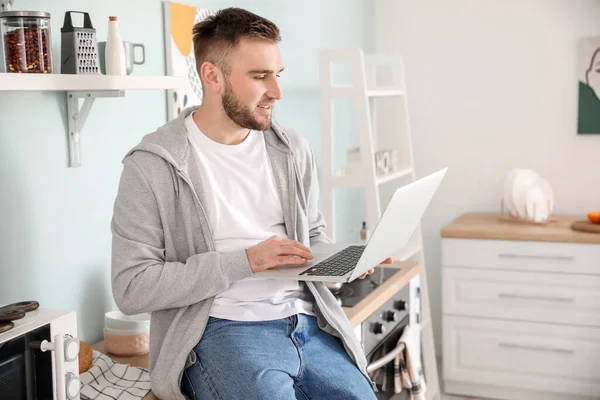 Joven Con Portátil Trabajando Casa —  Fotos de Stock