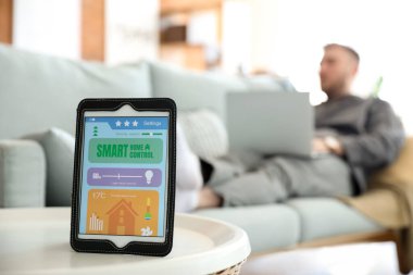 Masada akıllı ev otomasyonu uygulamalı tablet bilgisayar