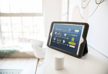 Odadaki rafta akıllı ev otomasyonu uygulamalı tablet bilgisayar