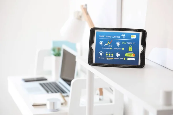 Υπολογιστής Tablet Εφαρμογή Smart Home Automation Στο Ράφι Του Δωματίου — Φωτογραφία Αρχείου