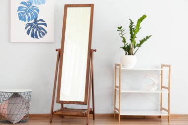 Büyük aynalı odanın içi.