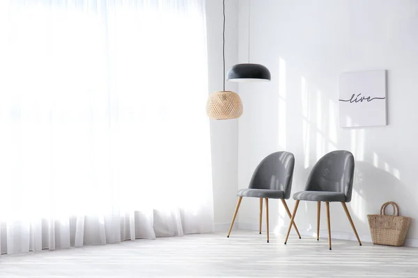 Interior Ruang Tamu Modern Terang Dengan Jendela Dan Kursi Besar — Stok Foto