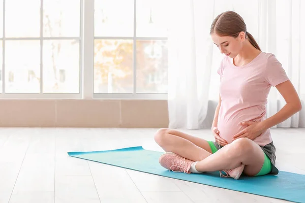 Sporty Young Pregnant Woman Training Home — Stock Photo, Image