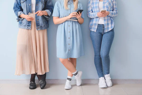 Donne Con Telefoni Cellulari Vicino Alla Parete Colori — Foto Stock