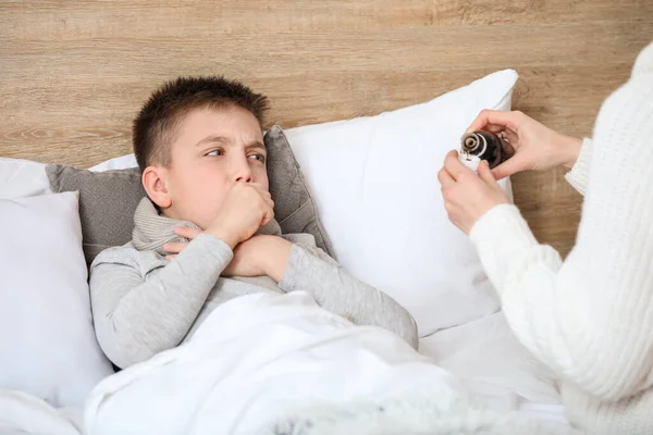 Moeder Die Haar Zoon Ziek Met Griep Thuis Medicijnen Geeft — Stockfoto