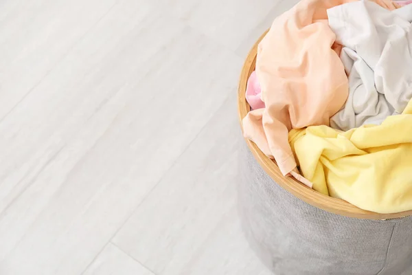 Korb Mit Wäsche Auf Dem Boden Blick Von Oben — Stockfoto