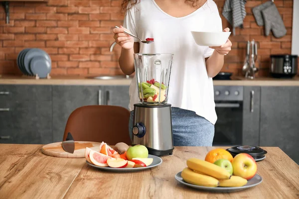 Young Woman Making Smoothie Kitchen Home — Stock Photo, Image
