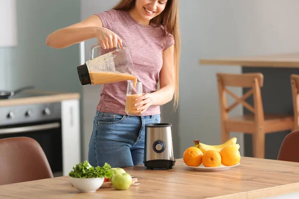 Woman Pouring Healthy Smoothie Glass Kitchen — Stock Photo, Image