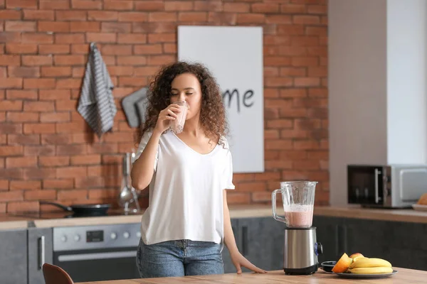 Evdeki Mutfakta Bir Bardak Smoothie Ile Genç Bir Kadın — Stok fotoğraf