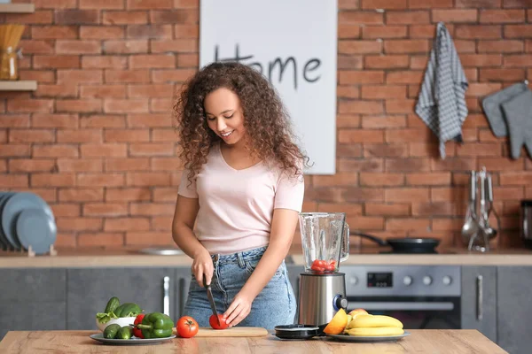 Genç Bir Kadın Mutfakta Smoothie Yapıyor — Stok fotoğraf