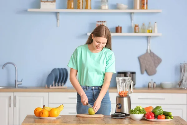Genç Bir Kadın Mutfakta Smoothie Yapıyor — Stok fotoğraf