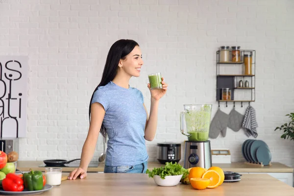 Mujer Joven Con Vaso Batido Verduras Cocina Casa —  Fotos de Stock