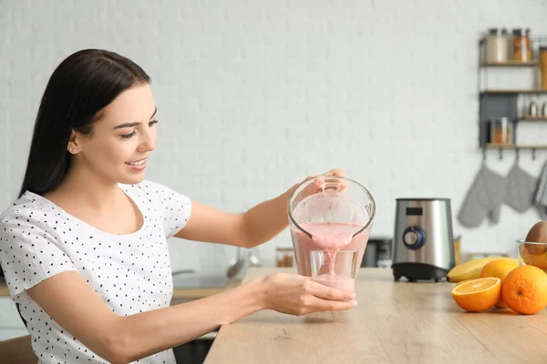 Kadın Mutfaktaki Cama Sağlıklı Meyve Suyu Döküyor — Stok fotoğraf