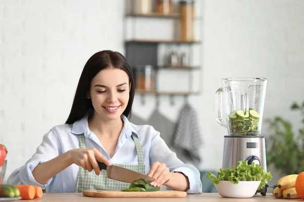 Mladá Žena Dělá Zeleninový Smoothie Kuchyni Doma — Stock fotografie