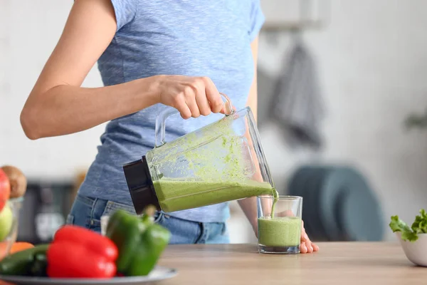 Mujer Vertiendo Batido Saludable Vidrio Cocina — Foto de Stock