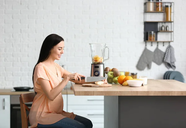 Ung Gravid Kvinna Som Gör Frukt Smoothie Köket Hemma — Stockfoto