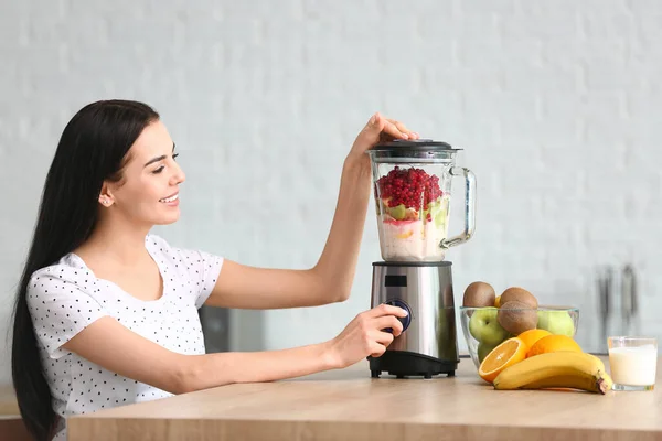 Young Woman Making Fruit Smoothie Kitchen Home — Stock Photo, Image