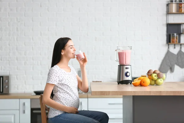 Pregnant Woman Glass Fruit Smoothie Kitchen Home — Stock Photo, Image
