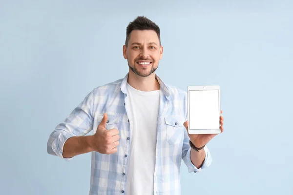 Schöner Mann Mit Tablet Computer Zeigt Daumen Hoch Geste Auf — Stockfoto