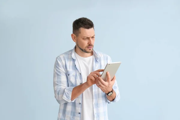 Handsome Man Tablet Computer Color Background — Stock Photo, Image