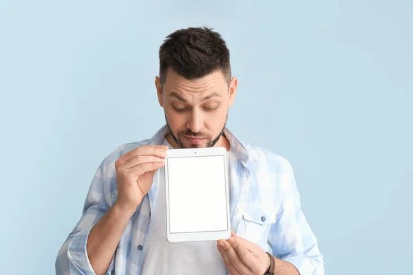 Handsome Man Tablet Computer Color Background — Stock Photo, Image